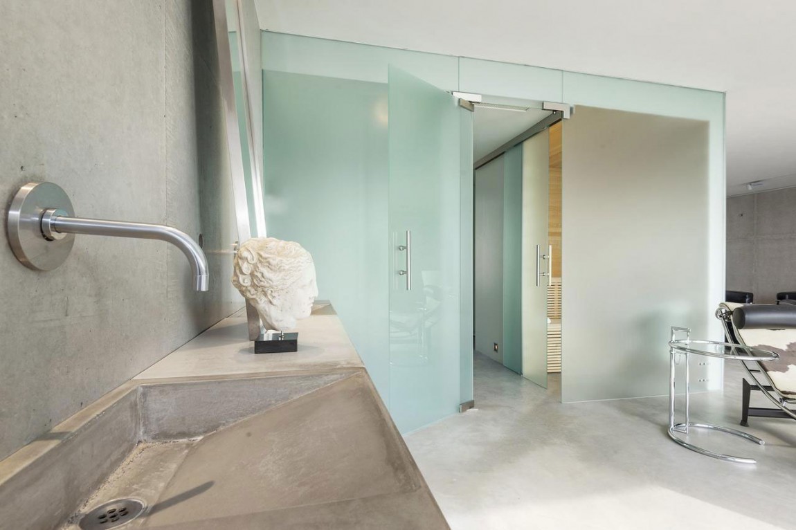Minimál beton mosdó tejüveg térelválasztó falak