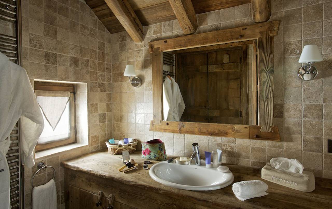 Rusztikus fürdőszoba a svájci faházban