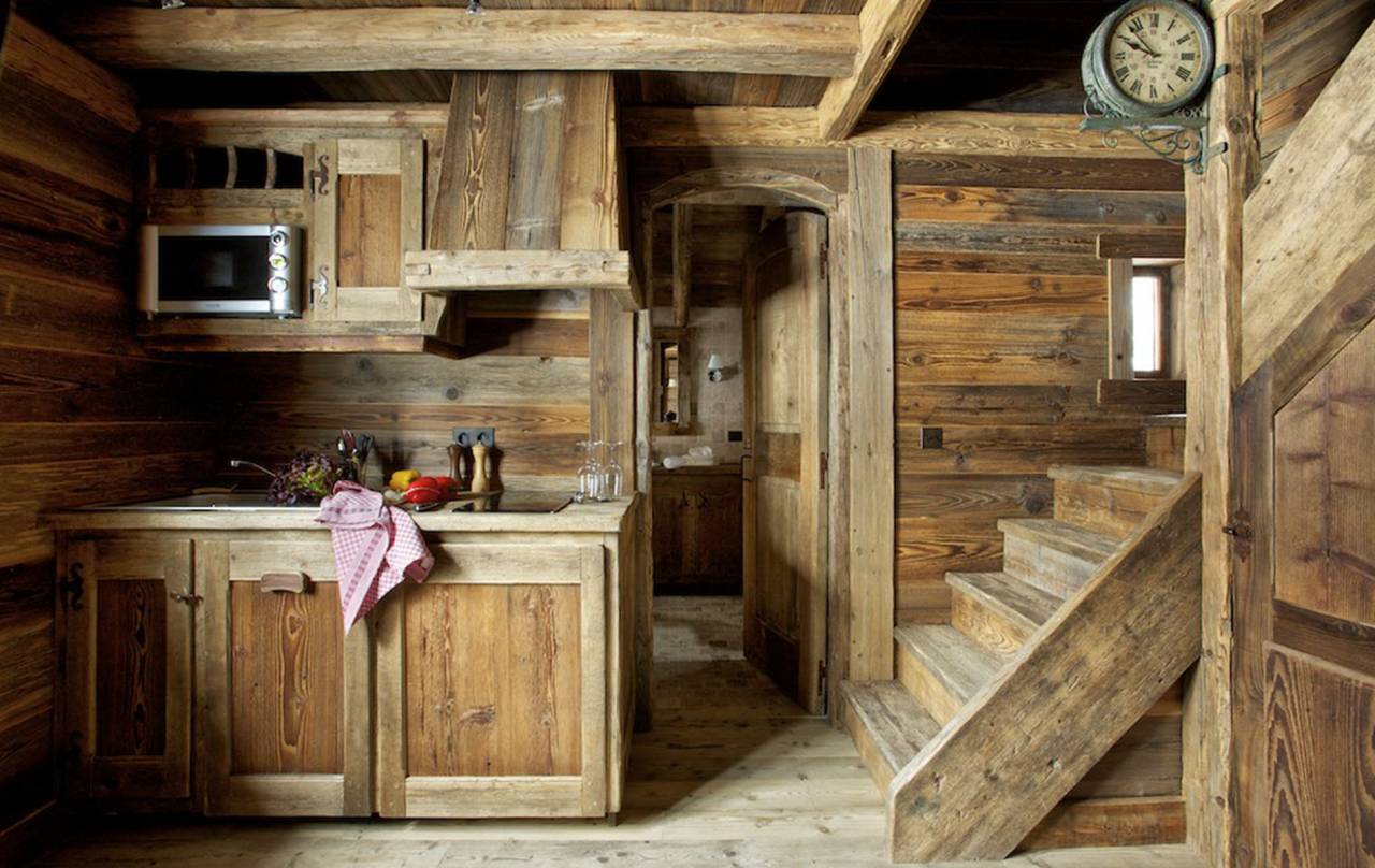 Tömörfa konyha és lépcsőfeljáró svájci faházban