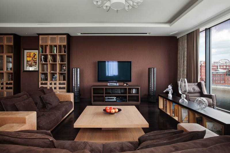 Lakótelepi lakás barna falszín és kávébarna kanapé