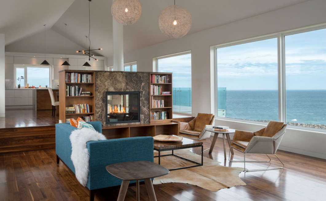 Modern tengerparti lakás nappalija