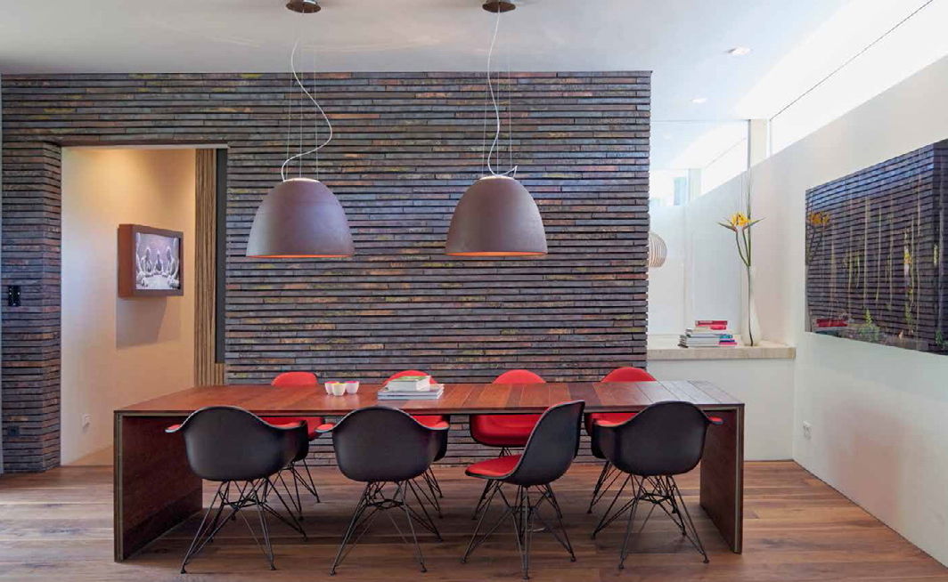 Modern étkező fekete és piros Eames székekkel
