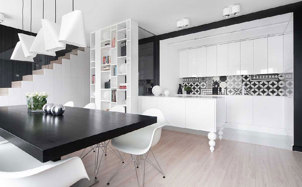 Fehér konyha fekete étkezőasztallal