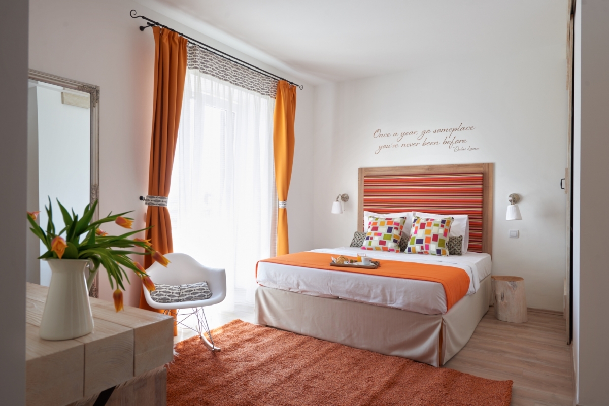 Narancs színűre hangolt szállodai szoba a Villa Millenniumban
