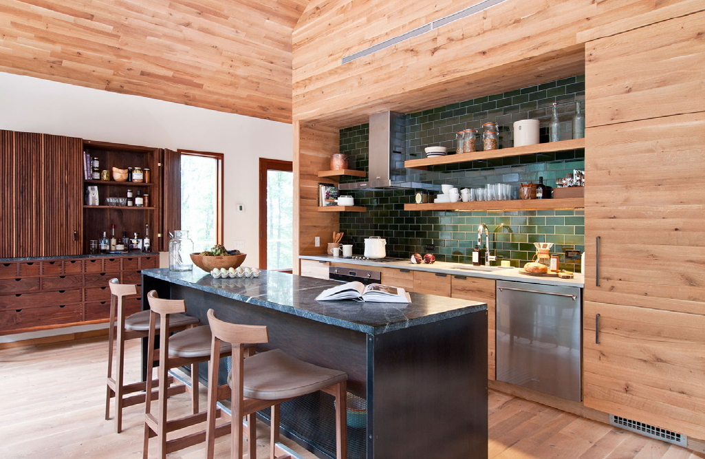 Modern konyhabútor amit a sok fafelület tesz otthonossá