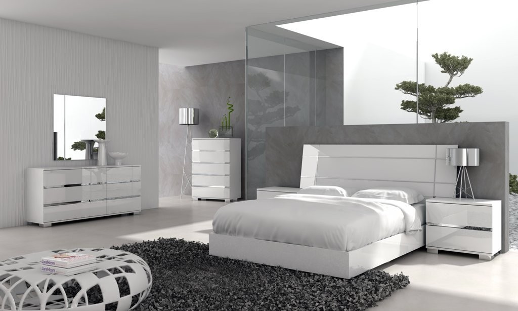 Hálószoba magasfényű fehér fiókos szekrényelemekkel