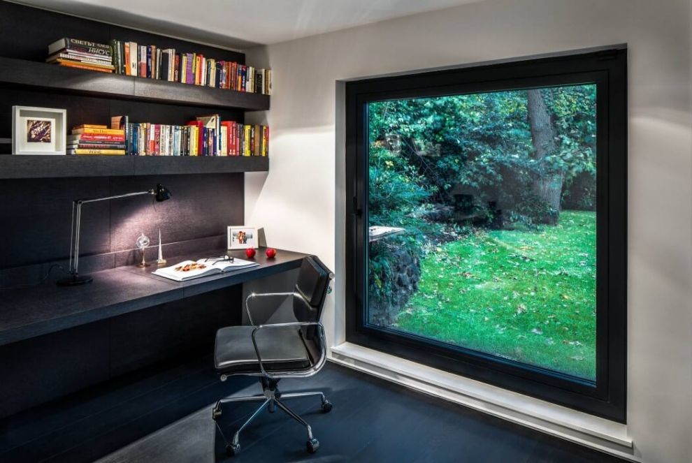 Home office nagy ablakkal a természetre