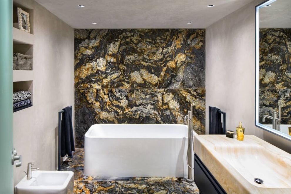 Igényes modern fürdőszoba különleges kőburkolattal