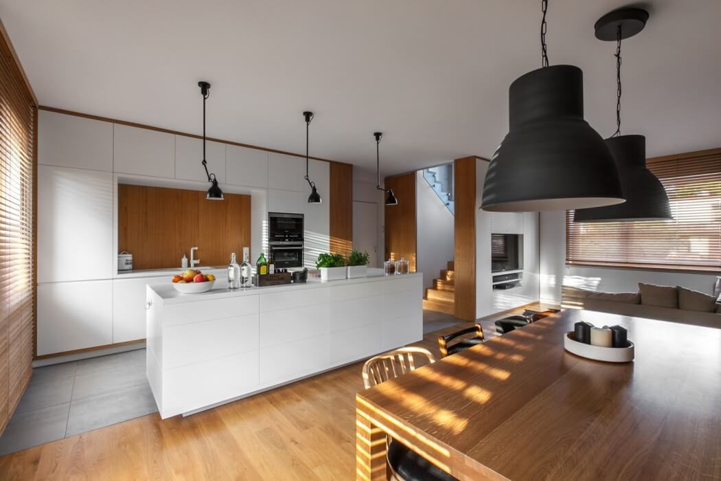 Fehér magasfényű modern konyha