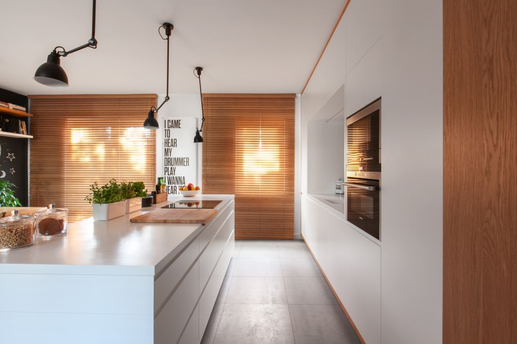 Fehér magasfényű modern konyha