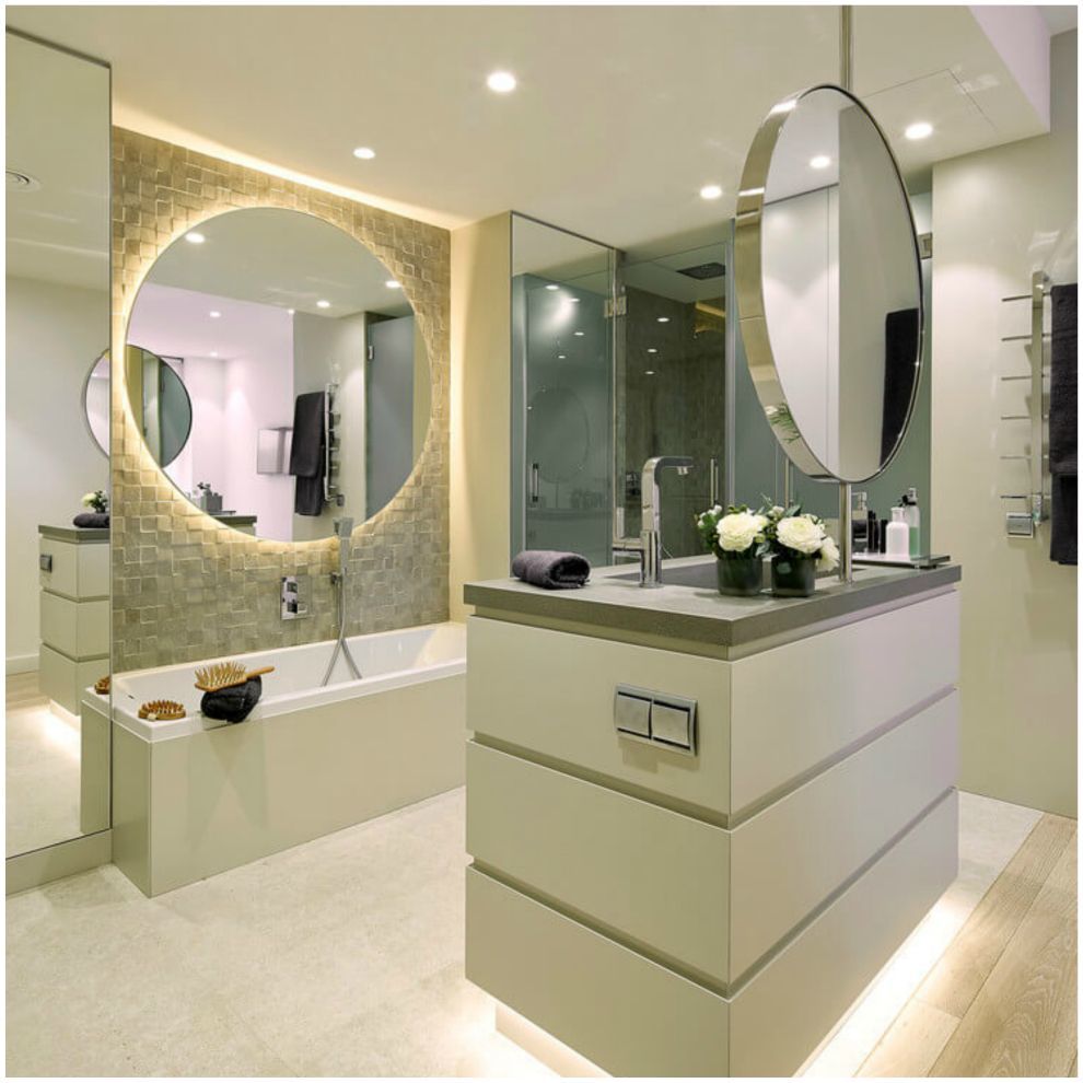 Fürdőszoba óriási kerek tükrökkel