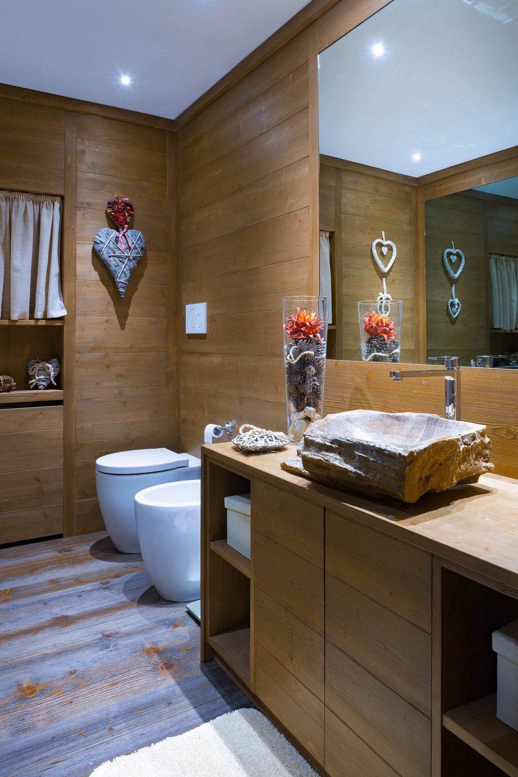 Laza modern fürdőszoba telis-tele falburkolattal