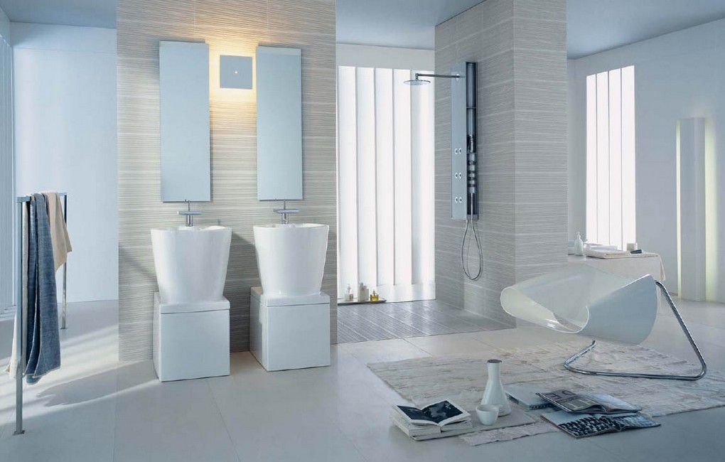 Fehér és világosszürke fürdőszoba kombináció