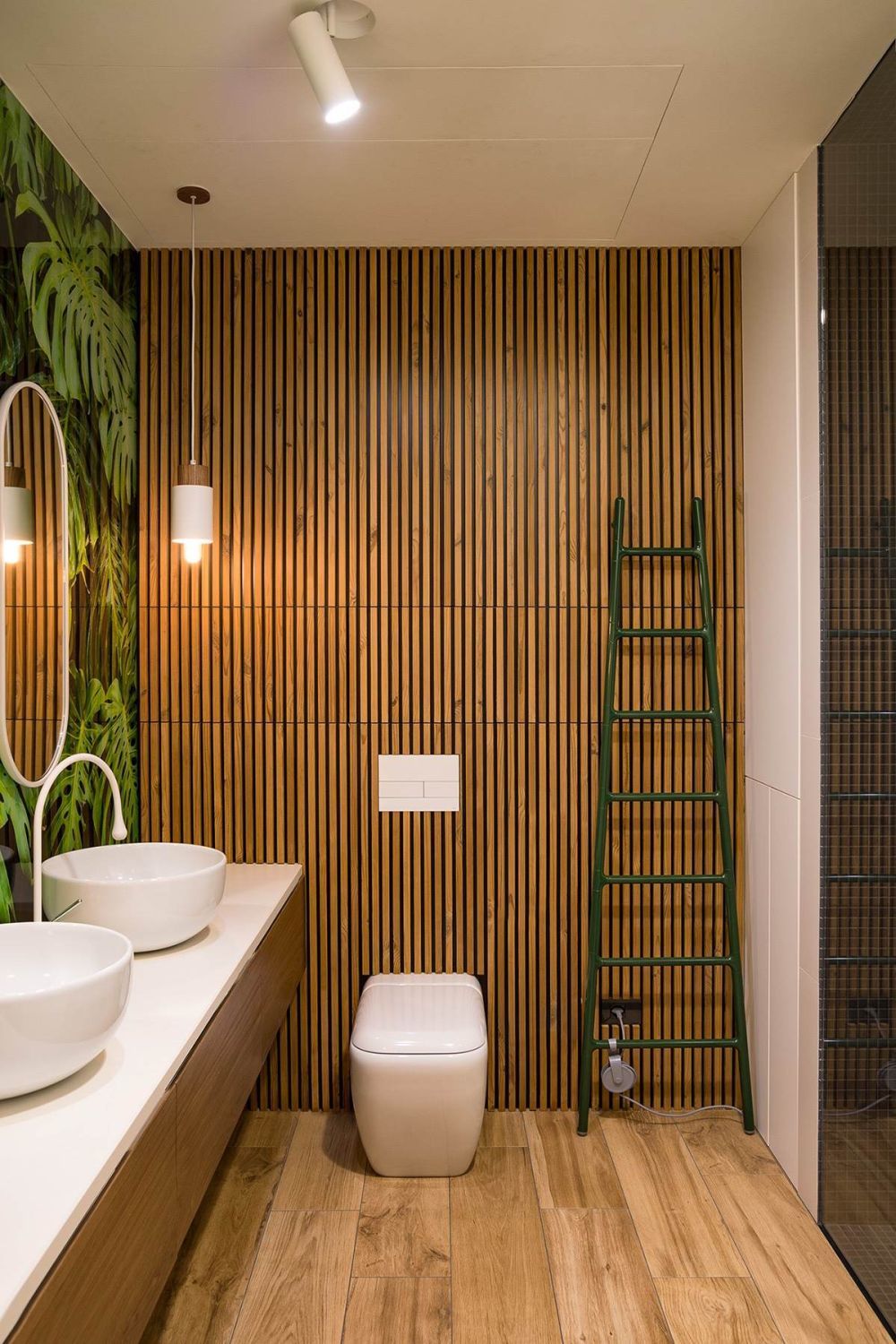 Modern és elegáns fürdőszoba dekoratív levelekkel