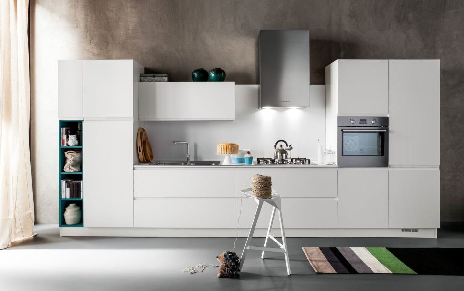 Egyszerű felépítésű modern fehér konyhabútor