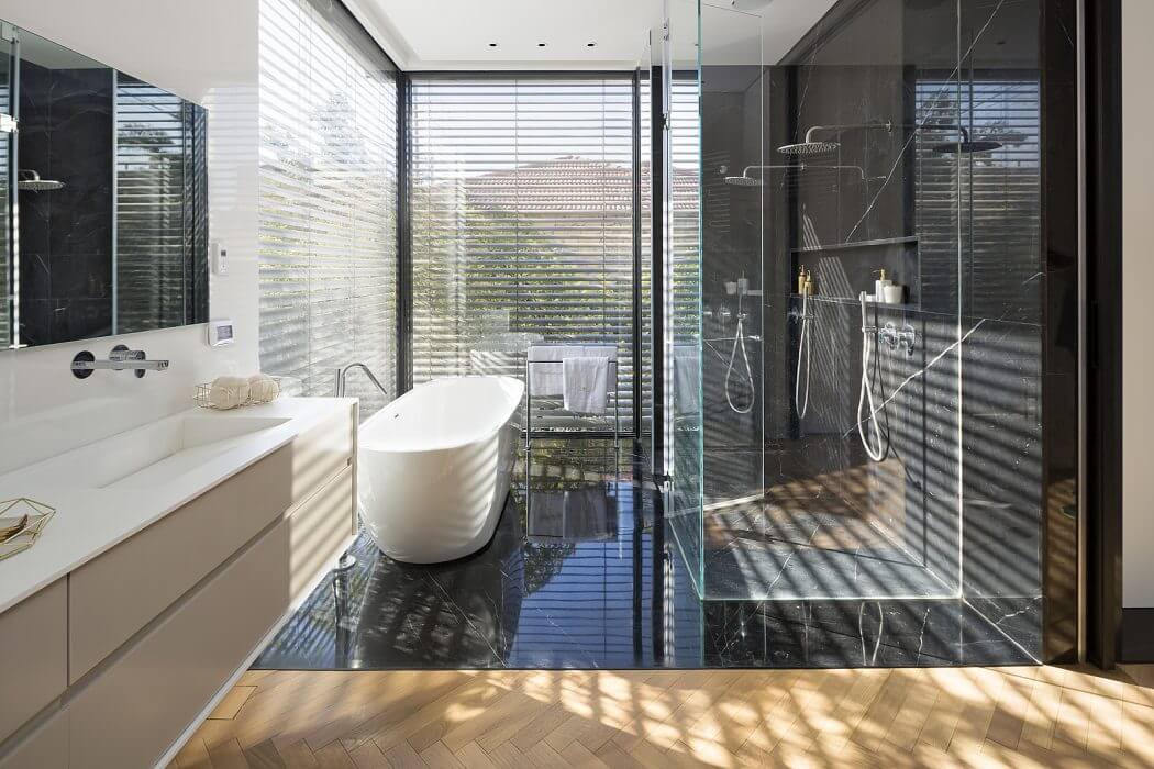 Üveg és kő tökéletes egysége a fürdőszobában