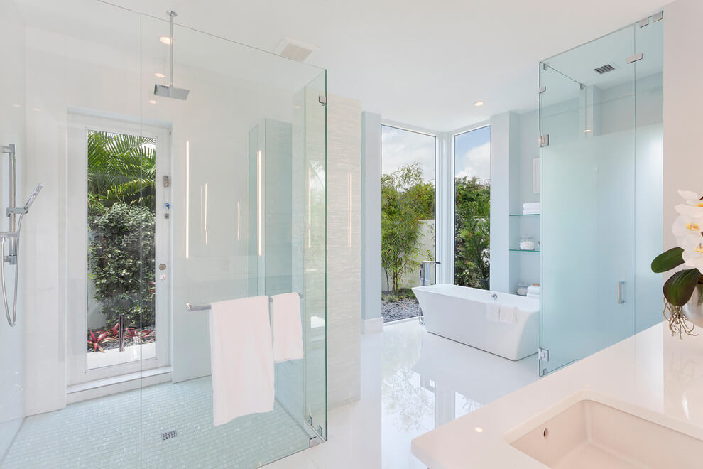 Ragyogó világos fürdőszoba dupla zuhanyzóval