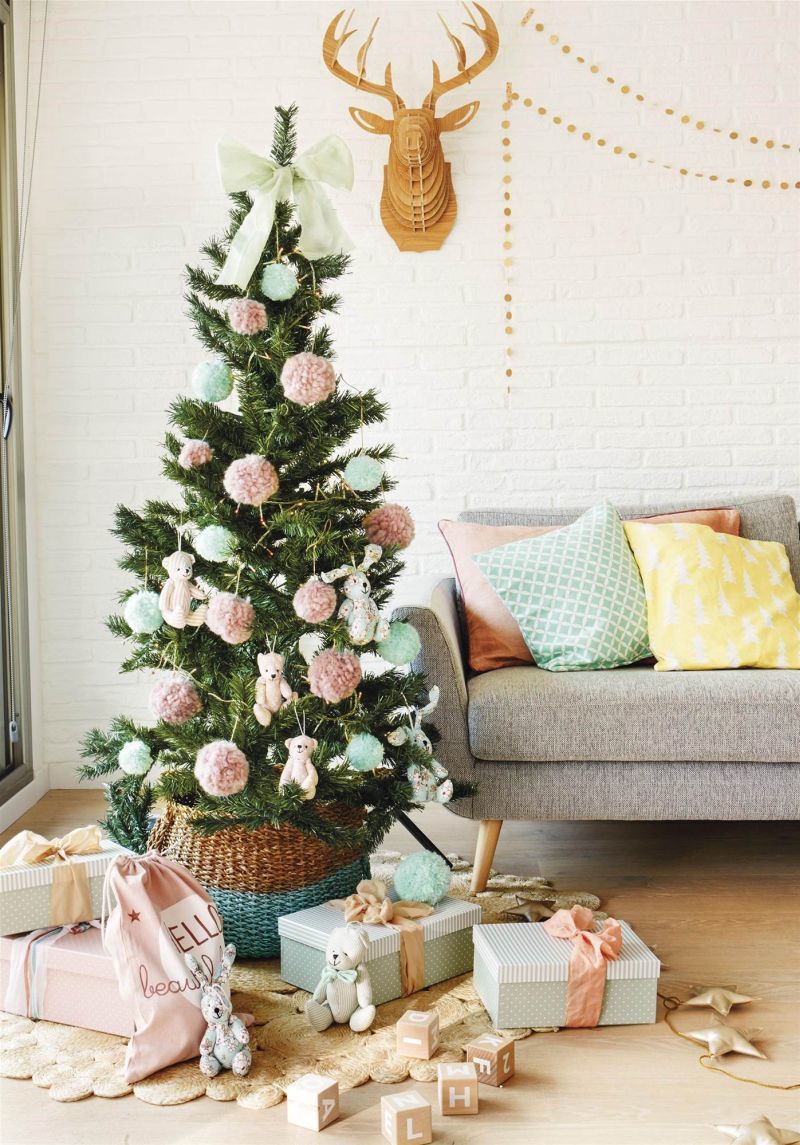 Trendi karácsonyfa fáradt rózsaszínnel világoszölddel