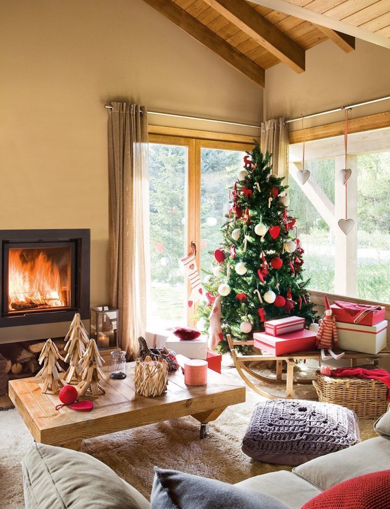 Karácsonyfa szánkóval, asztali díszekkel