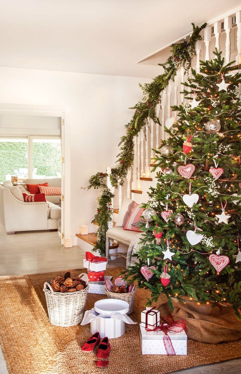 Karácsonyfa és lépcsőkorlát dekoráció