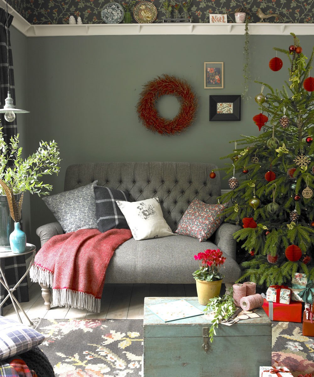 Karácsonyfa dekoráció pirossal és zölddel