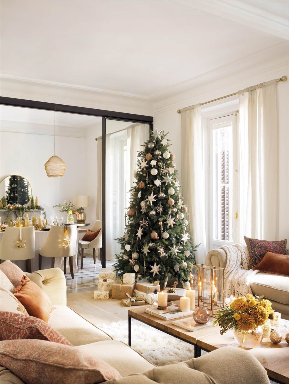 Karácsonyfa fehér és barna díszekkel