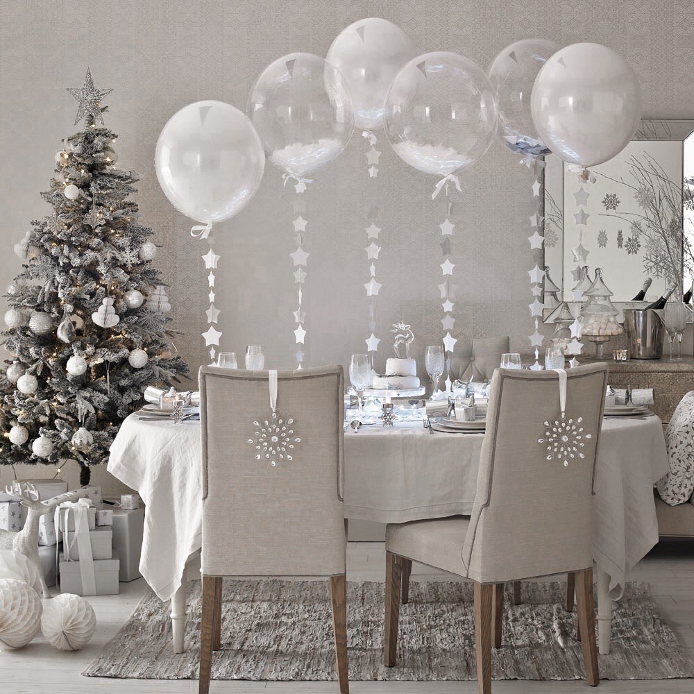 Karácsonyi dekoráció ezüst színekkel, lufikkal