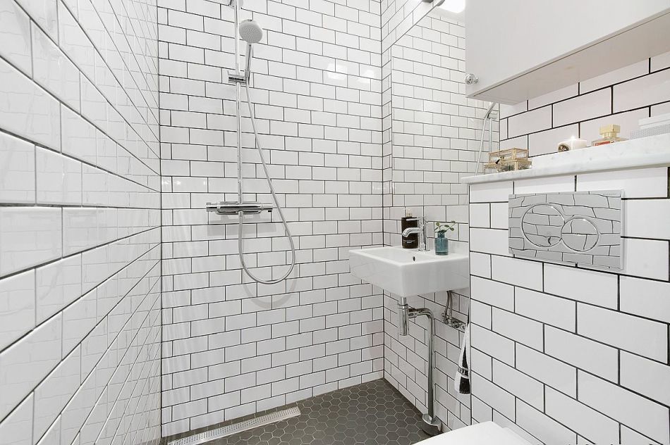 Fehér metró csempét kapott a zuhanyzó fala