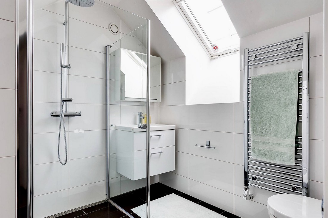 Modern zuhanyzó a kényelmes magasságú fürdőszobában