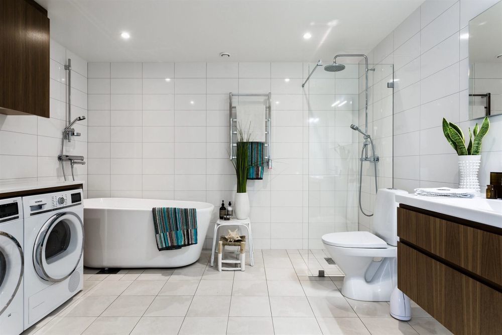 Zuhanyzó és fürdőkád is kényelmesen elfér a fürdőszobában