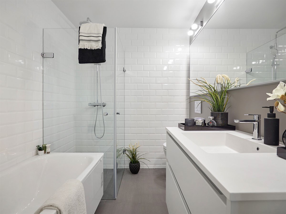 Egyszerű fürdőszoba fehér metró csempékkel