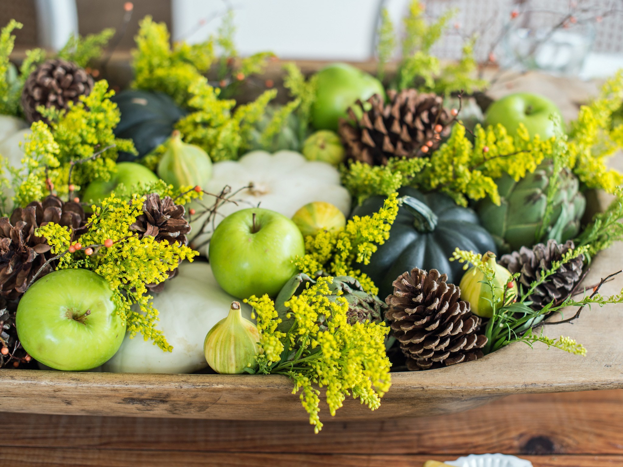 Őszi asztaldekoráció gyümölccsel és zöldséggel