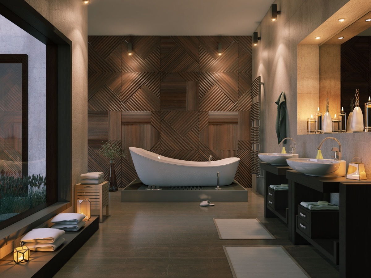 Luxus fürdőszoba egyedi fa falburkolattal