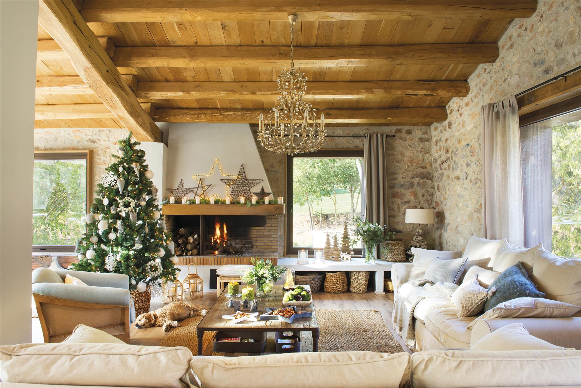 Spanyol mediterrán ház karácsonyfával