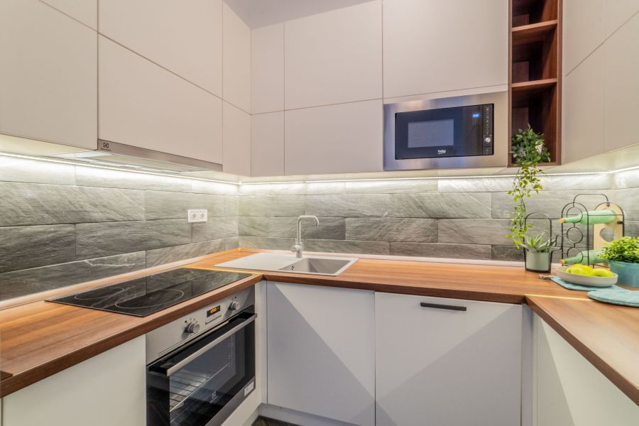 Flatco Király utcai lakás - Modern konyhabútor rejtett led fényekkel
