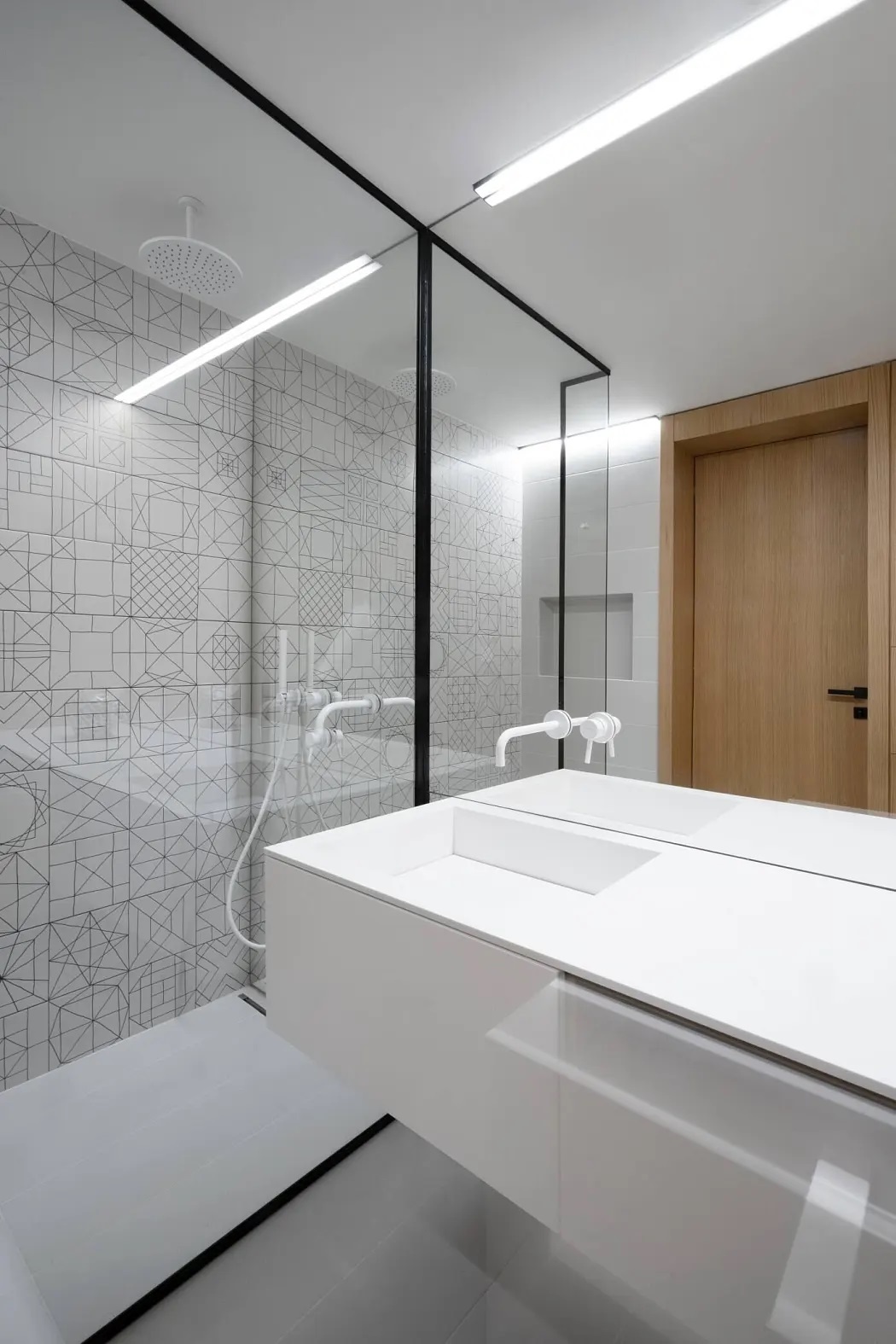 Zuhanyzós fürdőszoba geometrikus mintás falicsempével