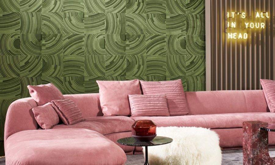 Arte tapéta és rózsaszín kanapé