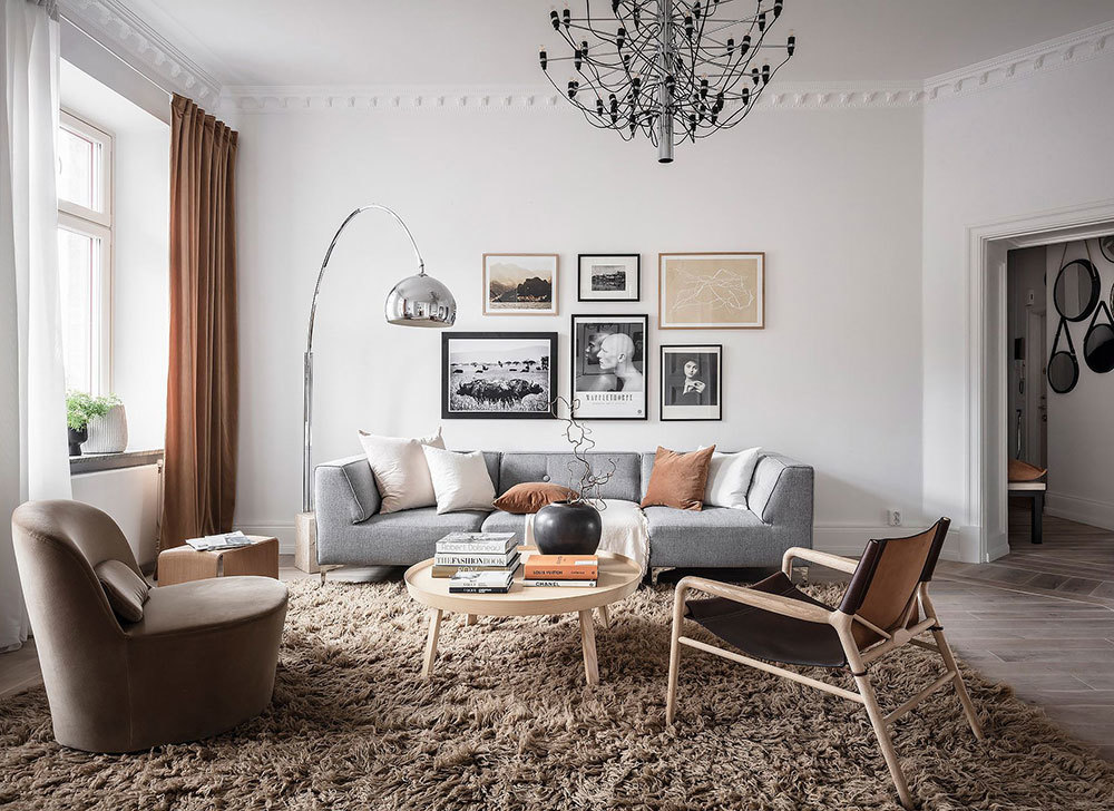Bolyhos barna szőnyeg és szürke kanapé