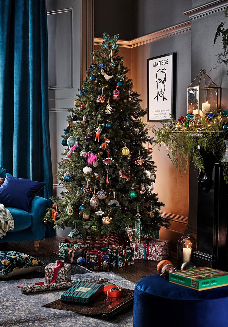 Karácsonyfa színes díszekkel