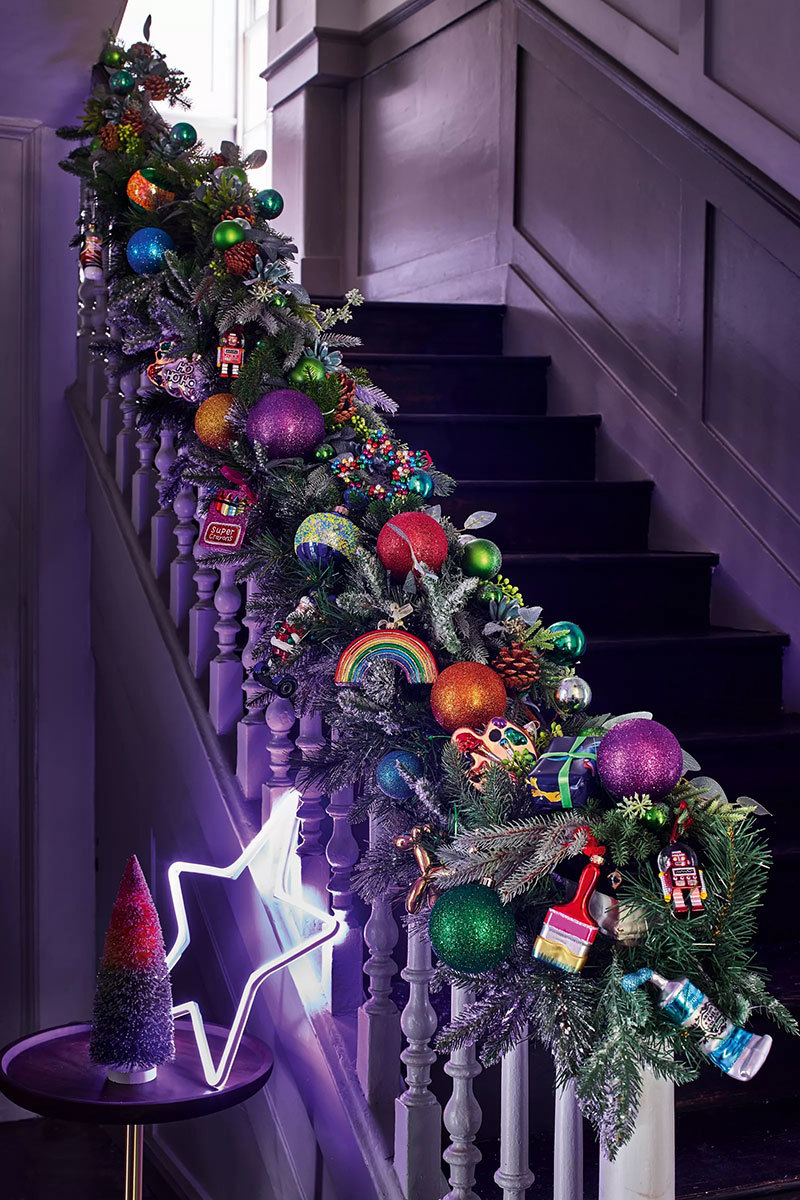 Lila lépcső és karácsonyi dekoráció