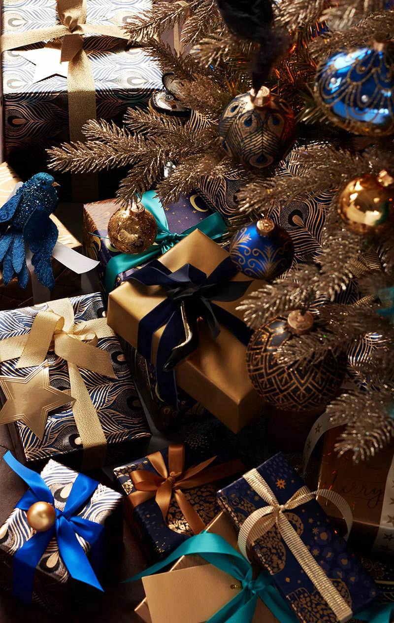 Barna karácsonyfa színes csomagok