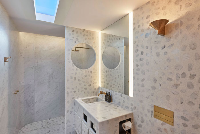 Caon Studio egyedi terrazzo mintás fürdőszoba