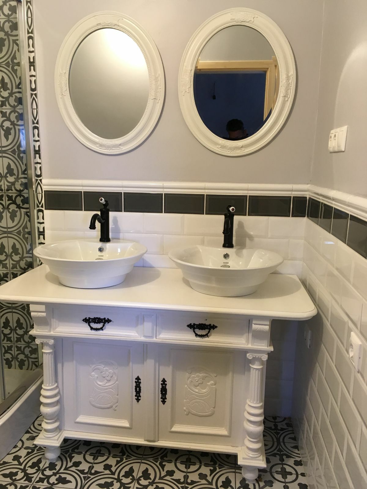 Dupla mosdós fürdőszoba szekrény ovális türkökkel