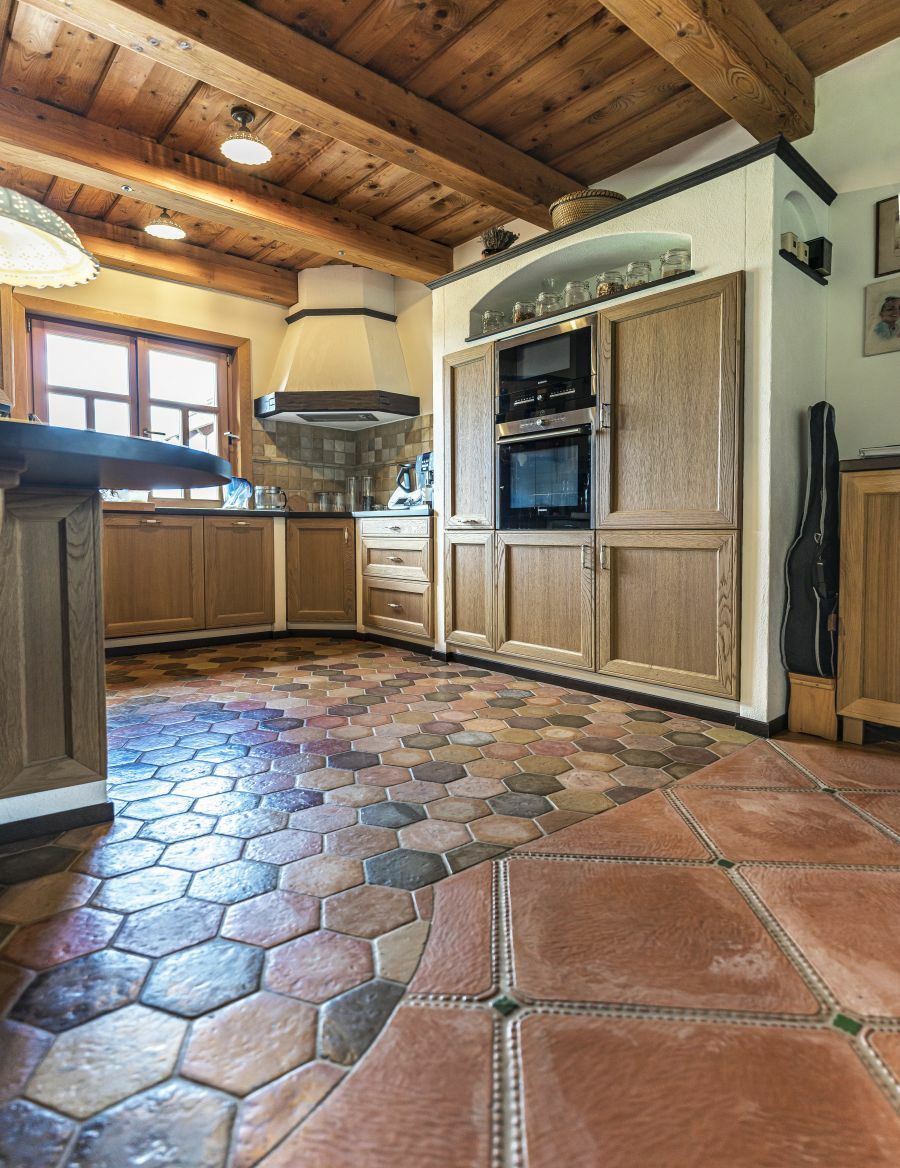 Hatszögletű padlólap rusztikus konyhába