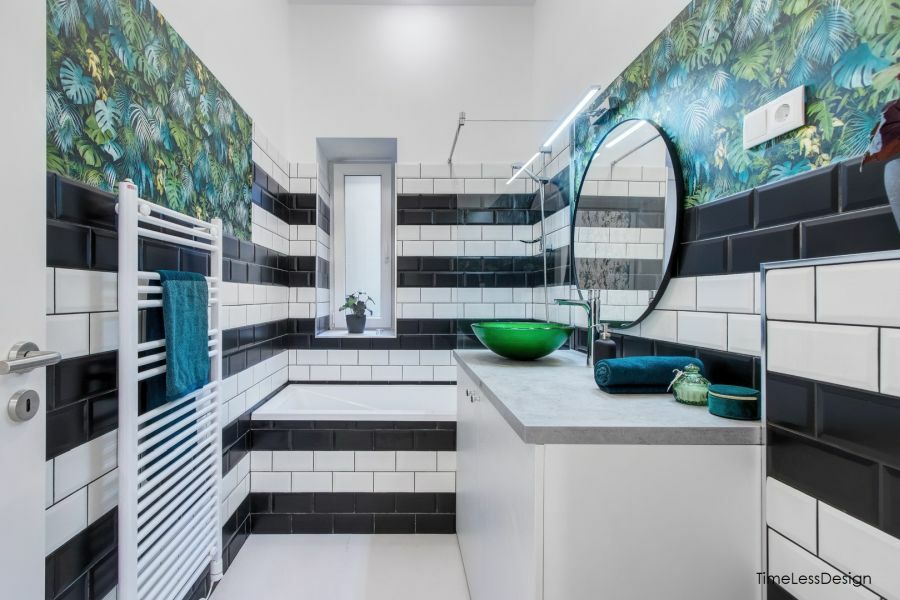 Fürdőszoba fekete és fehér metrócsempével