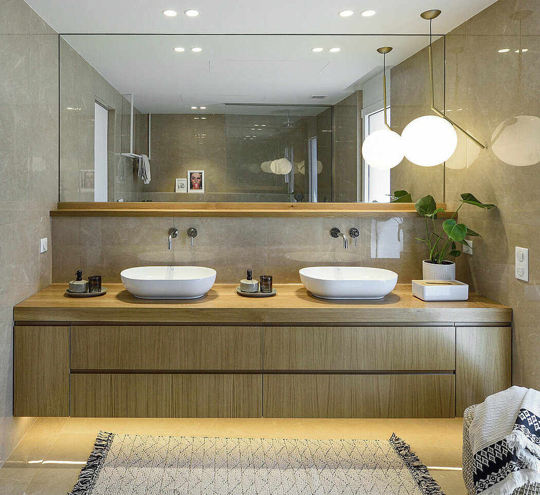 Zuhanyzós, dupla mosdós fürdőszoba famintázatú szekrény frontokkal