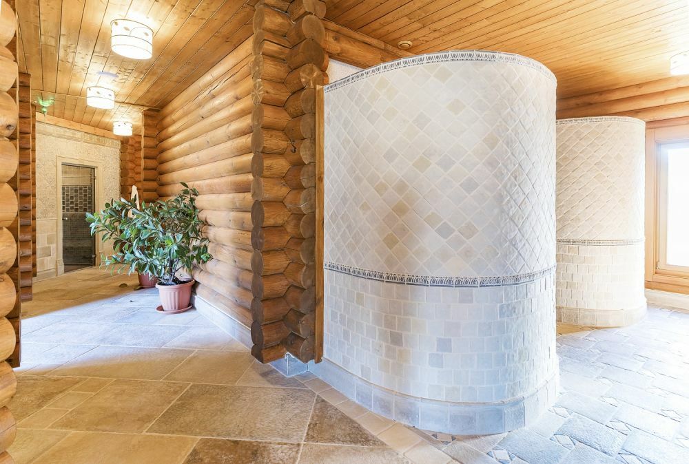 Egyedi tervezésű zuhanyfülke kőburkolattal