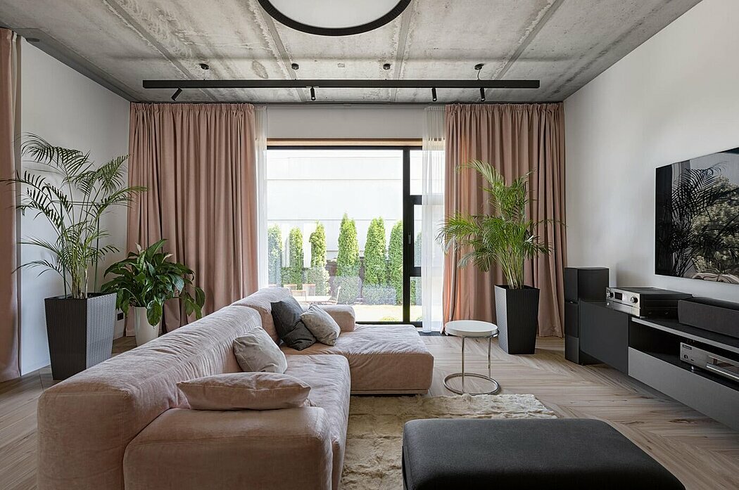 Nappali halvány rózsaszín függönyökkel és kanapéval