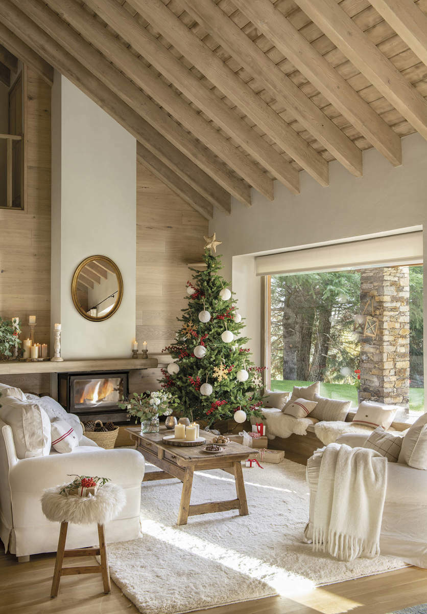 Karácsonyfa fehér gömbökkel