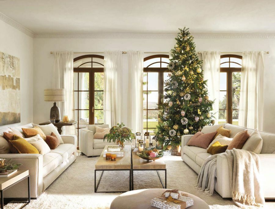 Karácsonyi nappali egymás felé fordított kanapékkal